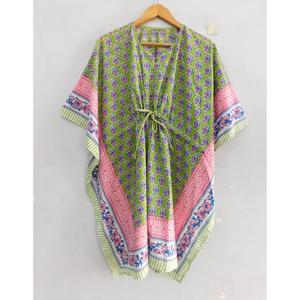 ชุดเดรสผ้าฝ้ายสไตล์โบฮีเมียน งานแฮนด์เมด พิมพ์ลายดอกไม้ คอวี แขนทรงปีกค้างคาว ทรงหลวม สวมใส่สบาย เหมาะสำหรับวันหยุดพักผ่อนในฤดูร้อน - Product Image 1