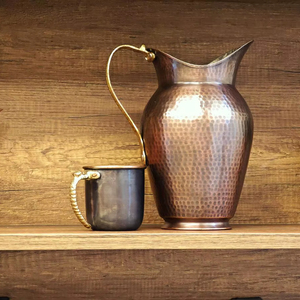 Ensemble de carafes en cuivre pour une solution compacte en cuisine, ensemble en métal avec verres, durable, réutilisable, vaisselle de cuisine et de salle à manger. - Product Image 1