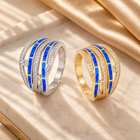 Bague large en opale bleue avec panneaux d'incrustation parallèles et accents ronds en zircone cubique blanche en argent 925