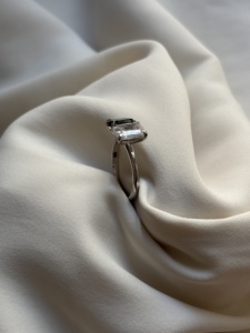 Anillo de diamantes en oro blanco de 14k con moissanita de corte ovalado y esmeralda, joyería elegante, brillo atemporal, brillante, duradero y a la moda. - Product Image 5