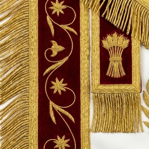 Tablier maçonnique personnalisé brodé en velours rouge avec franges dorées, insignes à coudre, pour cérémonies et loge classique - Product Image 4
