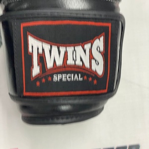 Gants de boxe en cuir de vache véritable faits à la main Twins Muay Thai avec attaches auto-agrippantes, respirants et anti-humidité - Product Image 4