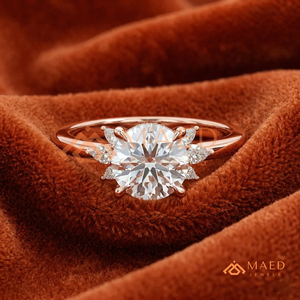 แหวนหมั้นเพชร/มอยส์ซาไนต์ทรงกลมสีโรสโกลด์สำหรับผู้หญิง แหวนเพชรทรงมาร์คีสประดับเพชรด้านข้าง - Product Image 1