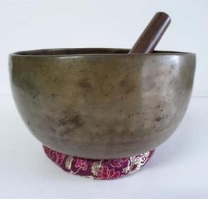 Cuenco tibetano antiguo de bronce con relieve o martillado de colores para la salud y un sonido mágico - Product Image 2