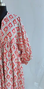 Vestido midi bohemio de algodón con estampado floral blanco y rojo, mangas abullonadas, corte holgado y cuello con lazo, vestido de verano para mujer. - Product Image 3