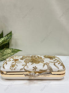 Pochette de soirée structurée indienne faite à la main en ivoire et or, brodée de fleurs, avec fermoir en métal en forme d'oiseau, pour mariage et occasions spéciales - Product Image 4