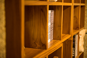 Gabinete de Almacenamiento de Madera de Teca Indonesia Sólida de Primera Calidad con Ocho Cajones y Estilo Moderno Transicional para Sala de Estar y Oficina en Casa - Product Image 4
