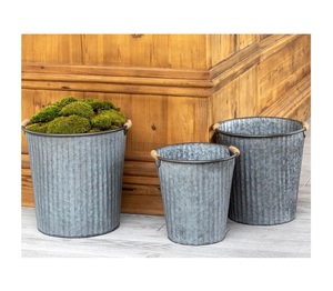Pot de fleurs décoratif en métal artisanal pour l'intérieur et l'extérieur, élégant support de rangement pour balcon - Product Image 1