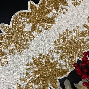 Chemin de table en tissu glamour fait main, écologique et durable, épaisseur 5 mm, forme irrégulière, avec motifs floraux brodés or, napperons et sous-plats - Product Image 4