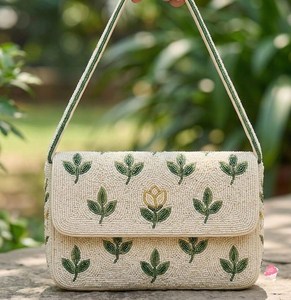 Sac à bandoulière artisanal perlé, motif floral et feuilles, vert botanique, détails tissés et boutons, usage quotidien, écologique, léger, style bohème - Product Image 4