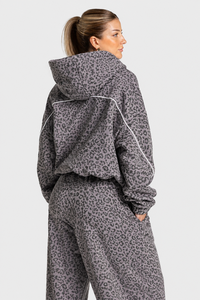 Vente en gros de sweat-shirts à capuche pour femmes en polaire premium doux, à manches longues, avec imprimé léopard graphite et détails contrastés, pour l'hiver - Product Image 2