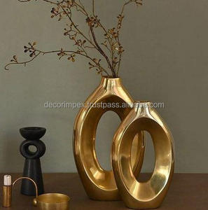 Vase à fleurs en aluminium martelé moderne fait à la main de haute qualité, écologique pour les mariages, les hôtels, les restaurants, la décoration de la maison, design de vase doré - Product Image 1