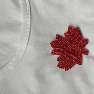 T-shirt pour femme brodé à la main avec motif floral personnalisé et perles bulles, collection été 2025, en coton écologique, design compressé - Product Image 6