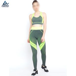 Leggings de cintura alta con rayas laterales, sujetador deportivo verde y negro, ropa deportiva elástica y transpirable para fitness y moda - Product Image 1