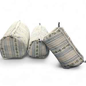 Bolsa de Almacenamiento Acolchada de Algodón Hecha a Mano con Cremallera y Lámina de Plástico, Impermeable, de Alta Calidad, con Diseño Floral, Ideal para Viajes - Product Image 4