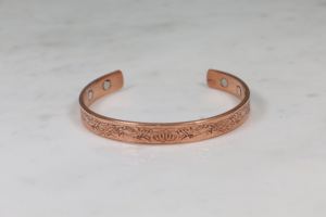 Brazalete Magnético de Cobre para Alivio del Dolor de Artritis - Diseño Ajustable con Nudo Celta Grabado en Latón - Product Image 5