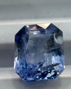 Saphir bleu du Sri Lanka de 2,18 carats, très demandé, pour la fabrication de bijoux tels que des bagues, des pendentifs, des médaillons et autres ornements. - Product Image 4
