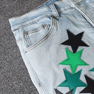 Pantalones vaqueros azul claro para hombre con apliques de estrellas verdes y negras, estilo casual de verano, cintura media, cierre de botones, pantalones de algodón tejido. - Product Image 4