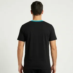เสื้อยืดแขนสั้นสีดำสำหรับผู้ชาย ทรงปกติ ผ้าเจอร์ซีย์คอตตอน คอกลม ดีไซน์สีพื้น - Product Image 2