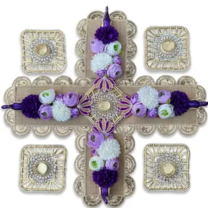 Candelabro de Cruz Dorada Hecho a Mano con Flores Blancas y Moradas para Actividades Religiosas de Navidad y Pascua - Decoración Moderna para el Hogar - Product Image 1