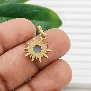 Pendentif Rond Plaqué Or avec Pierre de Lune Arc-en-ciel en Forme de Soleil, Sertissage Collet, Pierre Précieuse Ronde de 6mm, Breloque Soleil - Product Image 5