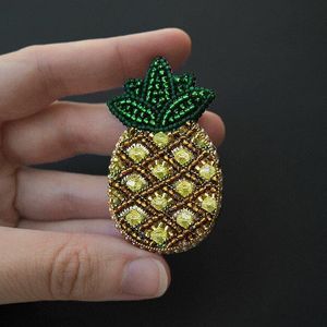 Broche perlée brodée à la main, élégante et tendance, pour tenues modernes, avec des broderies perlées de luxe et des artisanat élégant - Product Image 3