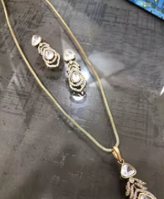 Ensemble de pendentifs mode simple style diamant américain avec chaîne en or et boucles d'oreilles assorties pour le glamour de tous les jours - Product Image 2