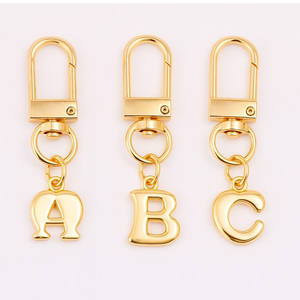 Porte-clés en métal avec initiale anglaise en alliage de zinc personnalisé - Product Image 1