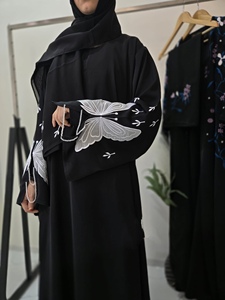 Robe Abaya Longue et Ample en Polyester de Luxe de Haute Qualité pour Femme, Motif Tie-Dye Violet, Manches Longues avec Bordure Noire, Idéale pour l'Aïd et le Ramadan - Product Image 4