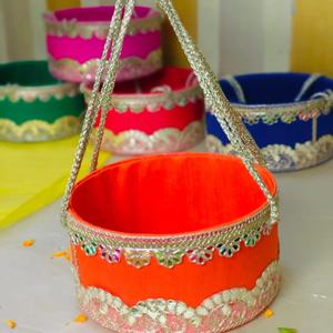 Cesta festiva vibrante hecha a mano con asa de encaje dorado para regalos de Pooja y decoración del hogar, una cesta festiva bellamente elaborada a mano. - Product Image 1