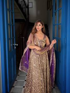Conjunto de Pantalón y Vestido de Seda Pura de Lujo con Bordado y Lentejuelas, Dupatta de Diseñador con Borde de Encaje Pesado, Ropa Étnica Festiva para Bodas - Product Image 3