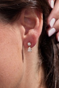 ต่างหูเพชรทรงหยดน้ำ 1.50 กะรัต เพาะเลี้ยงในห้องปฏิบัติการ_ ทองคำขาว 14K รูปทรงลูกแพร์และทรงกลม - Product Image 4