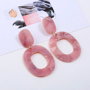 Boucles d'oreilles pendantes en résine transparente, faites à la main, légères, bijoux modernes et tendance pour femmes par blossom craft india - Product Image 5