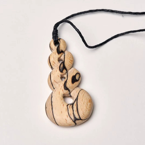 Pendentif en bois artisanal, design en écorce de bouleau naturel, collier avec cordon noir, bijoux en bois artisanal - Product Image 1