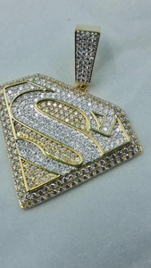 จี้โลโก้ซูเปอร์แมนประดับเพชรโมอิสซาไนต์ VVS แบบสั่งทำพิเศษพร้อมชื่อตัวอักษร จี้เงินแท้ 925 ชุบทอง สไตล์ฮิปฮอป จี้ตัวอักษรย่อ - Product Image 2