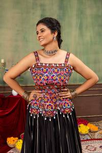Ensemble deux pièces pour femme en rayonne, avec lehenga à bordure fantaisie colorée et broderie lourde, et blouse à motif Dori au dos, idéal pour les soirées. - Product Image 1