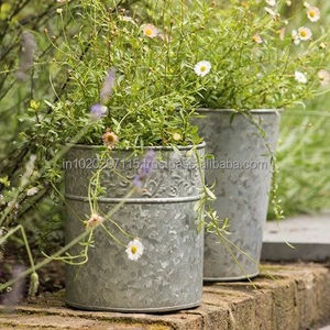 Maceta de cubo galvanizada de granja con pátina rústica acabada para una decoración elegante de flores para el hogar o el porche - Product Image 2