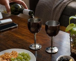 Ensemble de 2 gobelets à vin de luxe faits à la main en acier inoxydable, anti-fuite, résistants aux chocs, design rond, pour les fêtes - Product Image 4