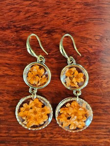 Boucles d'oreilles pendantes en résine avec fleurs séchées, cadre doré, bijoux floraux faits à la main, artisanat en résine - Product Image 5