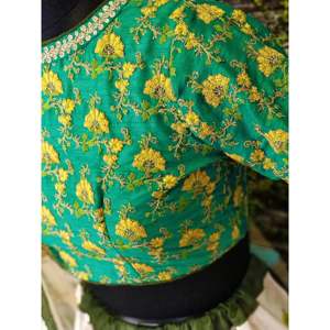 Vestido de novia de seda con estampado floral de rosas en tonos blanco y amarillo, estilo lehenga choli - Product Image 4