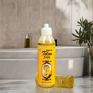 Petite bouteille d'huile corporelle aux herbes 60 ml avec des huiles de fenouil, de noix de coco et de cajuput, conçue pour un transport facile et une application quotidienne - Product Image 6