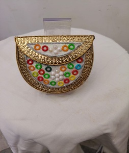 Mini Bolso de Mano Kundan de Latón, Chapado en Oro, Diseño Personalizado Hecho a Mano, para Uso Nocturno, con Diamantes y Cierre de Hebilla - Product Image 3