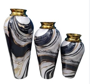 Vase à fleurs en métal au design classique, finition noire émaillée brillante à texture martelée, avec table d'appoint intégrée, pour une touche de luxe. - Product Image 4