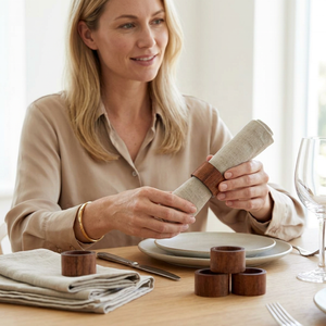 Ensemble d'anneaux de serviette en bois classiques faits à la main, écologiques, durables, finition naturelle, décoration de table, luxe moderne, mariage, dîner - Product Image 1
