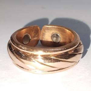 Anillo de Cobre Trenzado de Alta Calidad con Banda Magnética Integrada, Hecho a Mano - Product Image 1