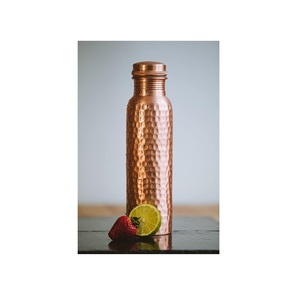 Elegante botella de agua de cobre con diseño martillado, a prueba de fugas, de boca estrecha, hecha de cobre puro. - Product Image 1