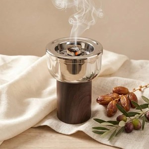 Brûleur d'encens en métal poli avec un grand bol rempli de charbons de bois incandescents, sur un support en bois, pour parfumer la maison. - Product Image 5