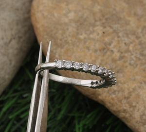 Bague en argent plaqué avec serti clos en oxyde de zirconium, délicate, minimaliste, empilable, pour femme, idéale pour mariage, fête ou usage quotidien - Product Image 5