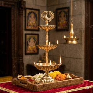 Lampe à huile en laiton à 3 niveaux avec finition paon, ensemble de thali en bois pour la puja, diya traditionnel pour la décoration de la maison à Diwali, cadeau de festival, vente en gros - Product Image 5