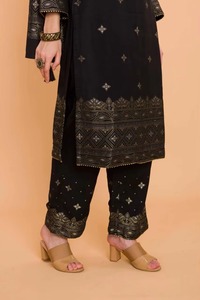 Traje de Invierno Safaa Dilkash Más Vendido para Mujer con Elegante Forro de Lana Cálido y Estilo Casual o Formal Disponible para la Venta - Product Image 3